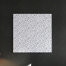 どんな空間にも馴染みやすい ドット柄のアートパネル