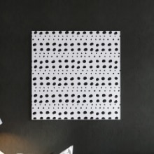 整然と並んだ大小さまざまの ドット柄のファブリックボード