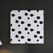 ざらつき感のあるモノトーンで親しみやすくモダンな空間に ドット柄のアートパネル