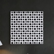 壁だけでなく棚に飾る事もおすすめな ドット柄のファブリックパネル