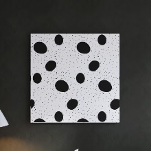 シックなモノトーンアートの ドット柄の壁掛けアート