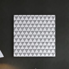 連なるモノトーンの三角形がクールで知的 ドット柄の壁掛けアート