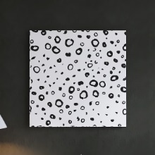 シンプルながらも目を惹く 幾何学模様のファブリックパネル