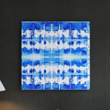 鮮やかなブルーで描かれた 幾何学模様のウォールデコ