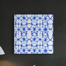 青色の切り紙模様が独特な 幾何学模様の壁掛けアート