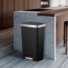 清潔感と機能性を兼ね備えた ペダル式ダストBOX ブラック