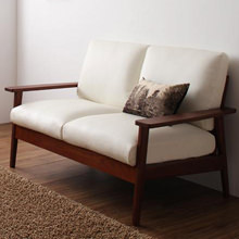 タモ材のブラウンフレームが高級感を漂わせる 天然木デザインソファ 2人掛け