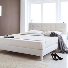 部屋を明るくする気品の白 モダンデザイン 高級レザー大型ベッド (クイーン)