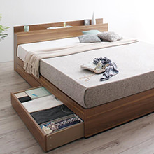 上品なデザインと収納力で心地よい眠りを 棚・コンセント付収納ベッド (クイーン)