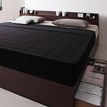 贅沢な広さのあるスッキリとした寝室へ 棚・コンセント付収納ベッド (キング)