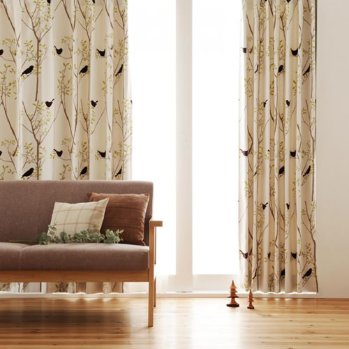 木と小鳥をあしらったナチュラルな柄と優れた機能性がお部屋を守る デザインカーテン