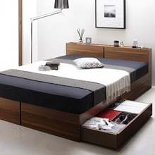 シンプルなデザインに充実の機能 棚・コンセント付収納ベッド (シングル)