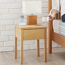 シンプルで優しい雰囲気の コンセント引出し付脚デザインナイトテーブル