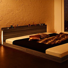 優雅な寝室に モダンライト・コンセント付き大型フロアベッド (クイーン)