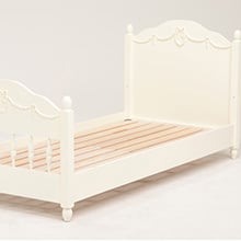 リボンレリーフが可愛らしいロマンティックな 柵付ベッド