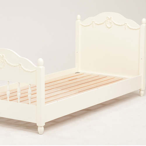 リボンレリーフが可愛らしいロマンティックな 柵付ベッド (ホワイト)