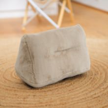 使い方いろいろ シンプルデザイン三角クッション ベージュ