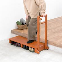 足腰の負担を軽減し快適なお出かけを 手すり付き玄関踏み台