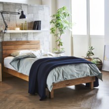ナチュラルテイストにマッチする 脚付きすのこベッド (セミダブル)