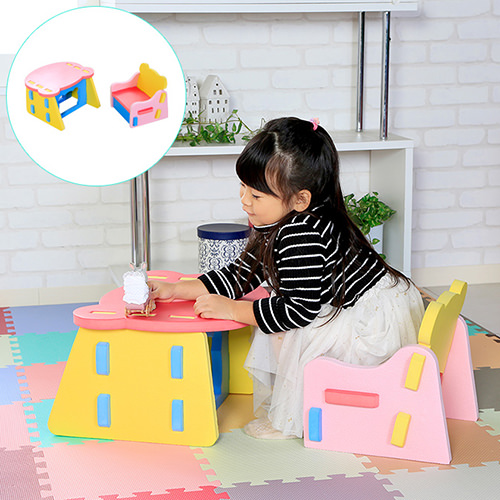 柔らかい素材がお子さまを守る 安心のクッション性 テーブル&チェア