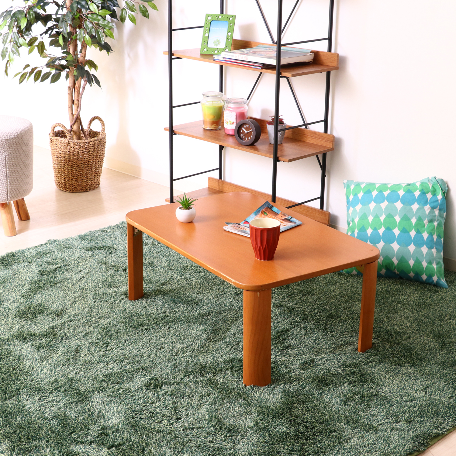 シンプルなナチュラルカラー サッとしまえてスペース広々 折脚ロー