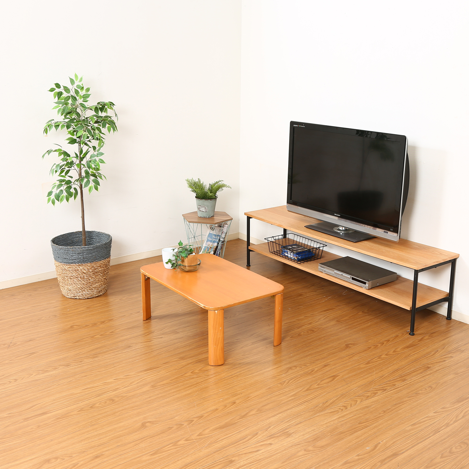 シンプルなナチュラルカラー サッとしまえてスペース広々 折脚ロー