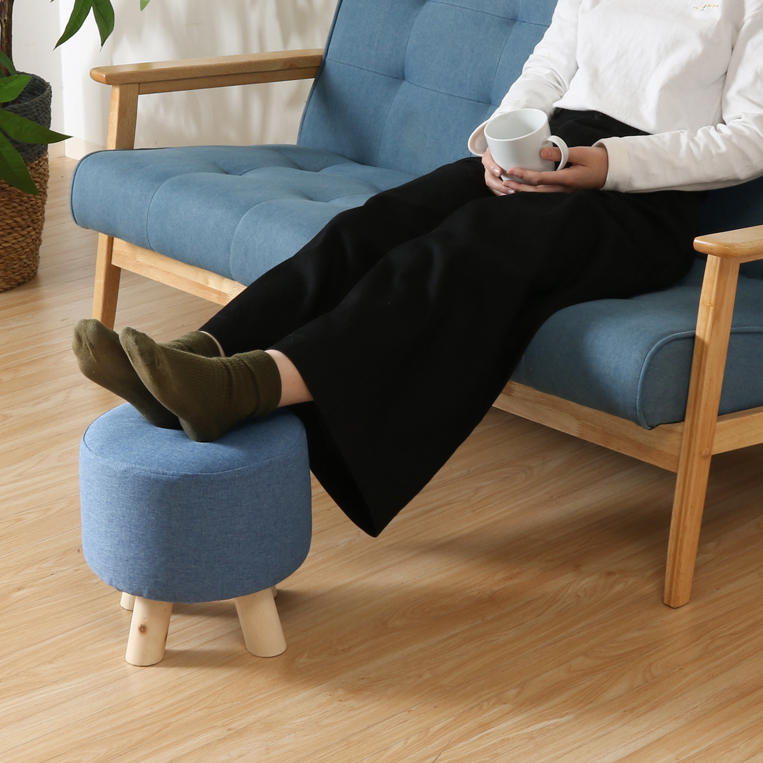 可愛らしいコロンと丸い ミニファブリックスツール ラウンドブルーの