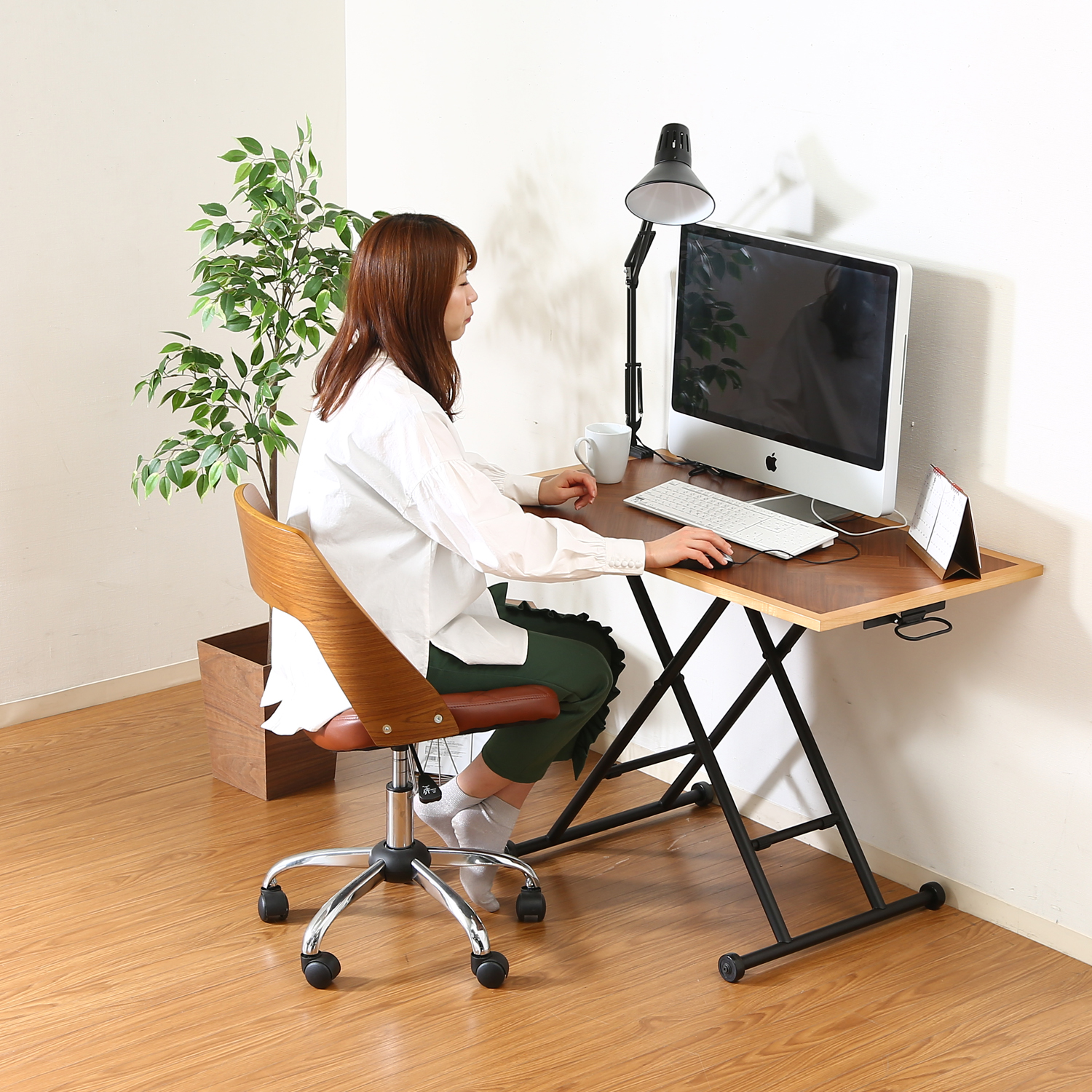 好きな高さに調節可能。木目調×ブラックのデザインがカッコいい 昇降テーブルの詳細 | カヴァース