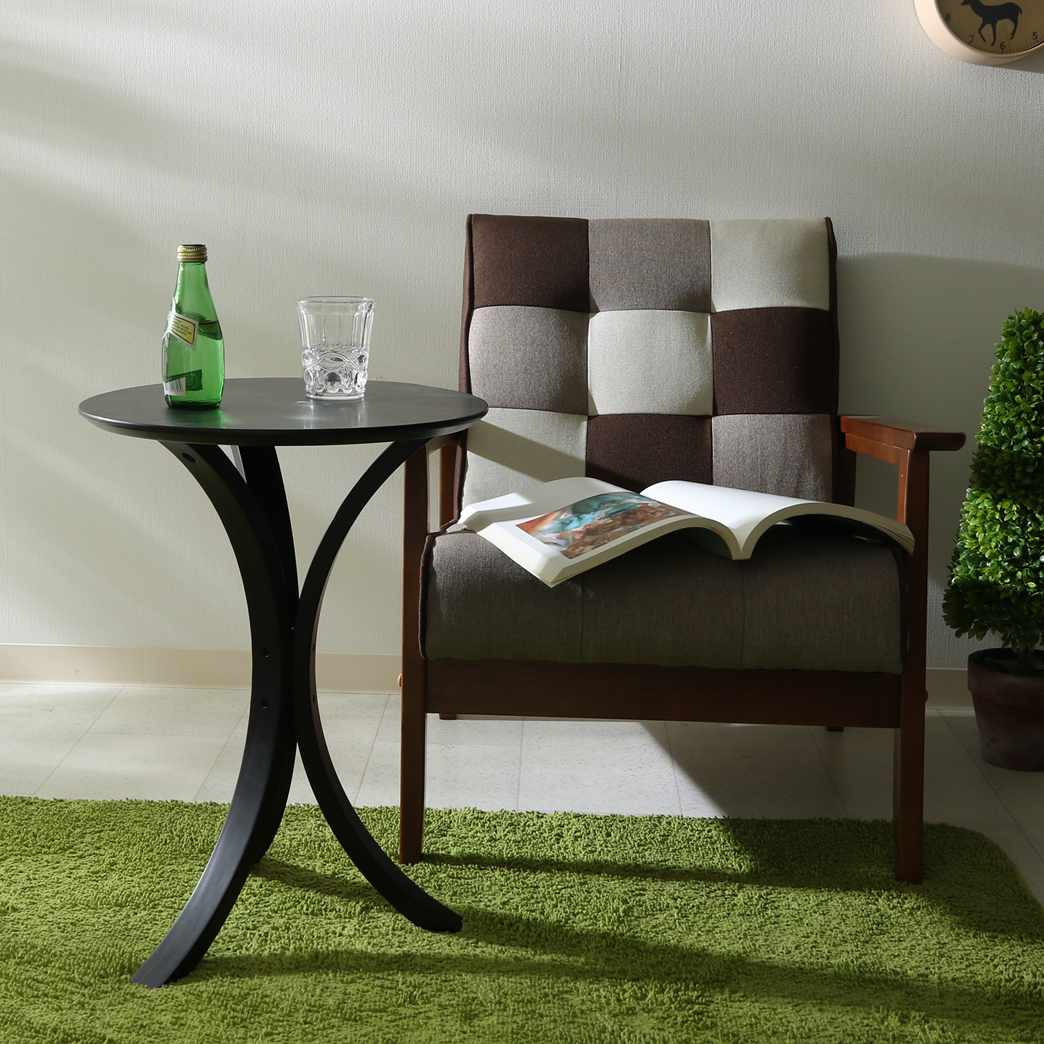 モダンアートのようなウォルナット曲線サイドテーブル