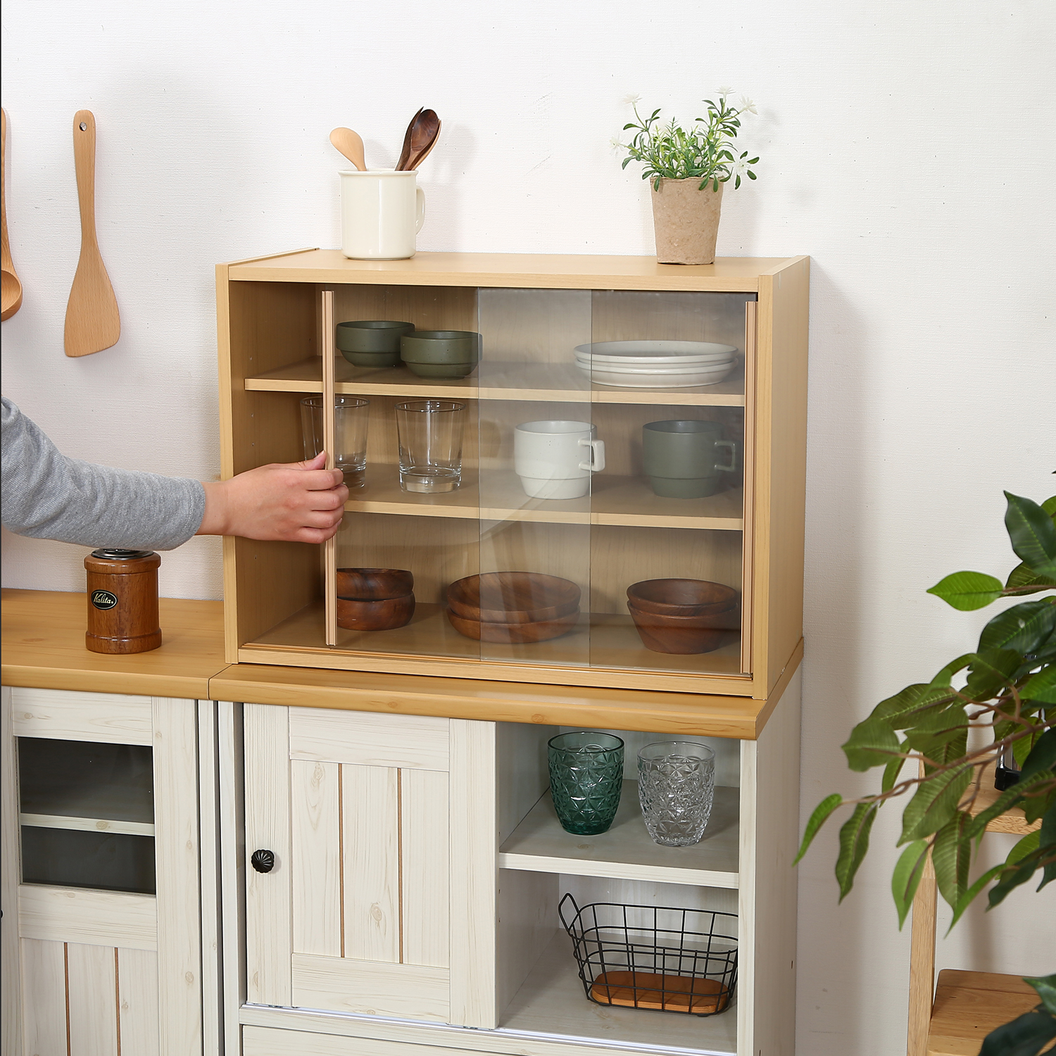 収納しやすい横幅のあるコンパクトな作り ミニ食器棚の詳細 | カヴァース