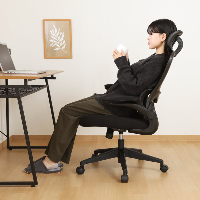 座りやすい構造と蒸れにくい背もたれで快適に オフィスチェア ブラック