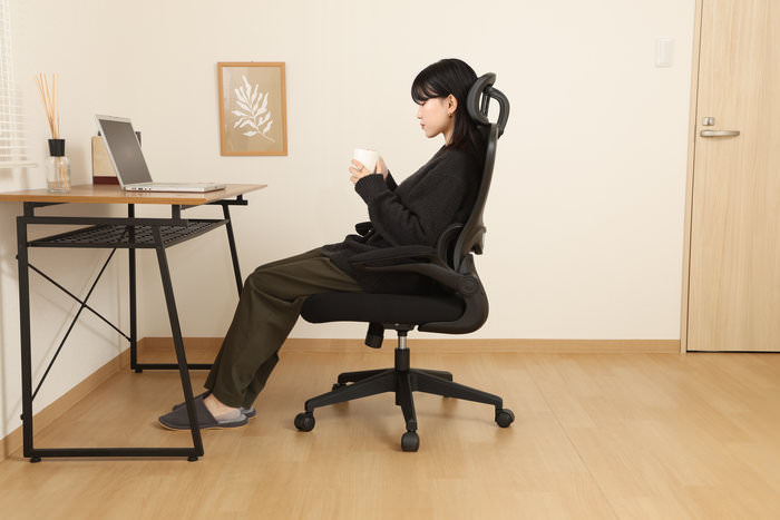 座りやすい構造と蒸れにくい背もたれで快適に オフィスチェア ブラック