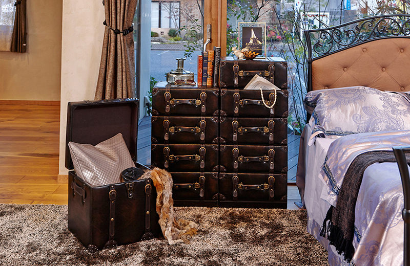 ダークブラウンの合成皮革に高級感と重厚感がただよう チェスト