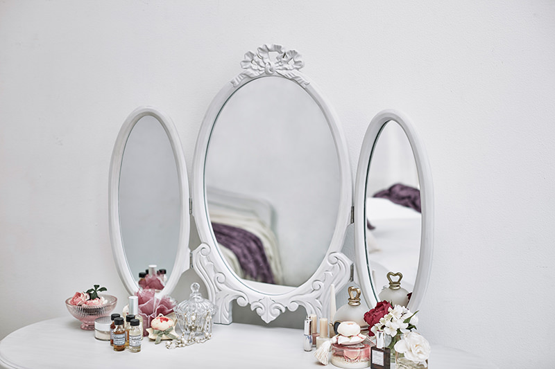 クラシカルな雰囲気漂うインテリア 三面鏡ドレッサー (アンティーク